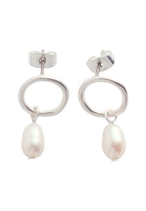 Paire de boucles d'oreilles en argent à tige, anneaux ovales irréguliers, chacune ornée d'une perle d'eau douce blanche et ovale suspendue.