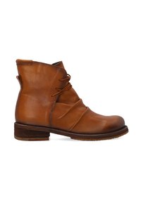 Brune læder ankelstøvle med en rund tå, samlet tekstur på siden og en lav stablet hæl. Har snørebånd fortil og en slip-on hæl.