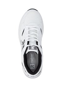 Baskets de sport blanches avec une tige en maille, accents noirs, bout arrondi et lacets blancs. Présente une semelle intérieure rembourrée avec le logo de la marque.