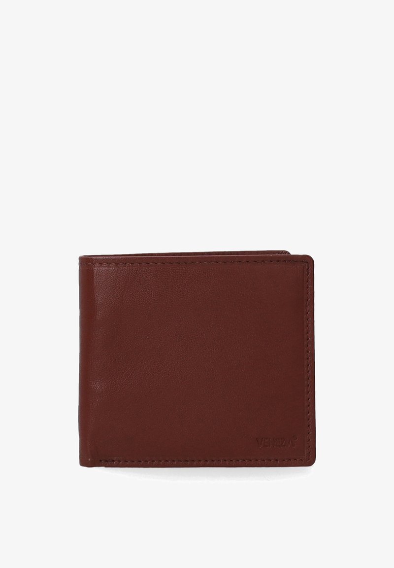 Portefeuille en cuir brun avec une texture lisse, design bi-fold, coutures visibles et détail de logo en relief dans le coin inférieur droit.