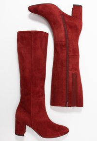 Czerwone zamszowe botki do kolan z kwadratowym noskiem, blokowym obcasem i bocznym zamkiem błyskawicznym. Gładka tekstura z dopasowanym cholewką i minimalnymi detalami w szwach.