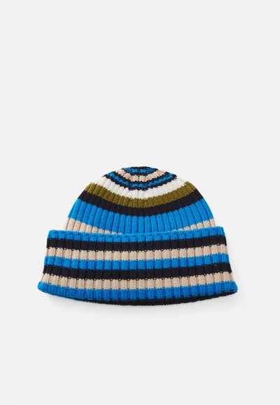 Beanie tricotat cu dungi orizontale în nuanțe de albastru, negru, măslin și bej. Textură moale cu un design cu nervuri și manșetă pliată.