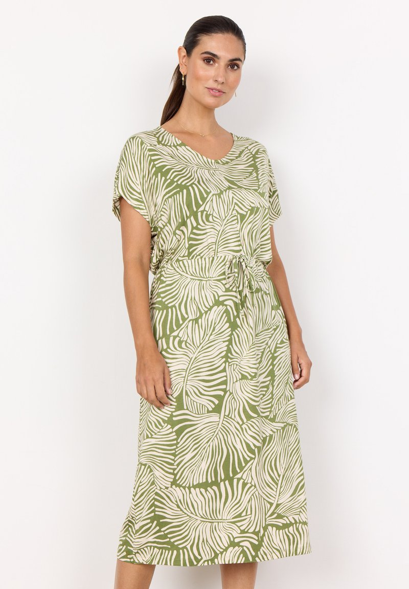 Grünes Kleid mit einem Blattmuster, kurzen Ärmeln und einem Kordelzug in der Taille. Hergestellt aus leichtem Stoff, knielang und mit lockerer Passform.