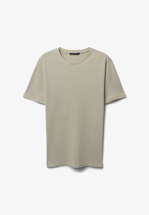 T-shirt gris clair à manches courtes en tissu texturé, avec un col rond et une coupe décontractée à coutures minimales.