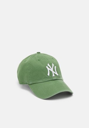 Grøn bomulds baseball cap med en buet skygge og hvidt broderet NY-logo foran. Har ventilationshuller og justerbar rem.