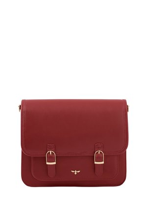 Bolso de cuero rojo con un diseño estructurado, que presenta dos acentos de hebilla dorada en la solapa frontal y un pequeño logotipo grabado en la parte inferior.