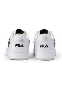 Sneakers in pelle bianca con accenti neri, dotati di una superficie texturizzata, un collo imbottito e una suola in gomma. Logo 'FILA' sul tallone.