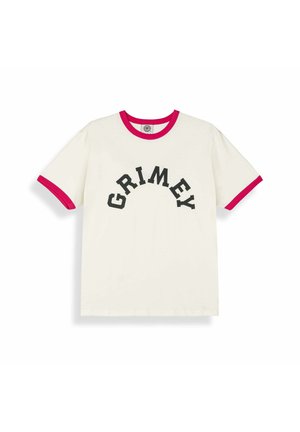 Biała koszulka z krótkim rękawem z czerwonym wykończeniem na kołnierzu i rękawach, z czarnym nadrukiem "GRIMEY" łukowato rozciągniętym na piersi.