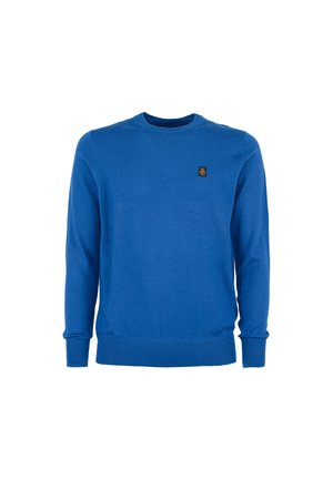Blauwe langmouw crewneck trui met ribgebreide manchetten en zoom, voorzien van een klein zwart en gouden patch op de linkerborst.