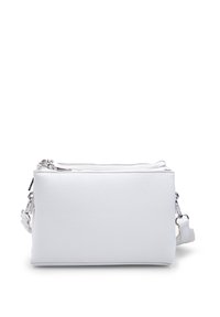 Hvid, struktureret læder crossbody taske med sølvfarvede lynlåse og aftagelig strop på en hvid baggrund.
