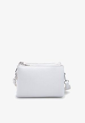 Weißer strukturierter Leder-Crossbody-Umhängetasche mit silbernen Reißverschlüssen und abnehmbarem Tragegurt vor weißem Hintergrund.