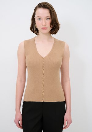 Top in maglia a coste beige con scollatura a V, caratterizzato da una fila di piccoli bottoni al centro. Design senza maniche con silhouette aderente.