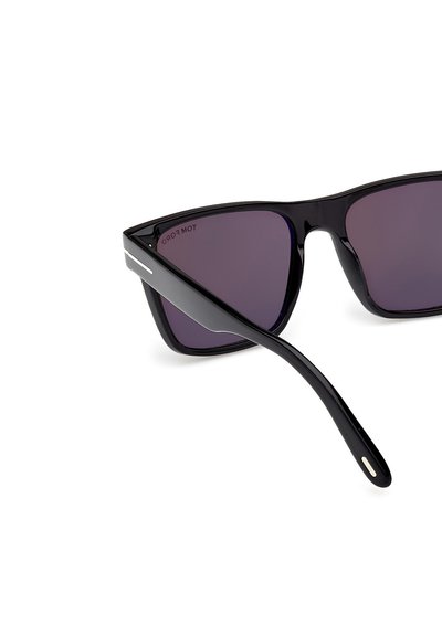 Ochelari de soare negri cu o formă geometrică, lentile întunecate și accente de argint pe brațe. Fabricati dintr-un material plastic neted.