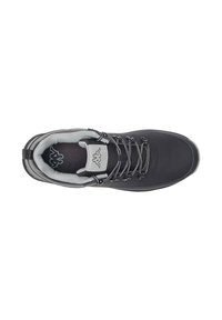 Stivale da trekking nero con parte superiore texture, collo imbottito grigio, occhielli in metallo e lacci. Presenta una suola in gomma e un logo sulla linguetta.