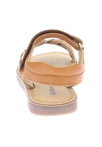 Sandalias de cuero color tostado con un diseño de tiras curvadas, hebillas ajustables, plantilla acolchada y suela de goma transparente.