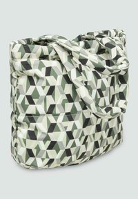 Geometrisch patroon tote bag in tinten groen en grijs, gemaakt van zachte stof met een geknoopte handgreep en een gewatteerde textuur.