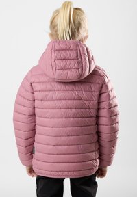 Giacca rosa imbottita con trapuntatura orizzontale, cappuccio staccabile e polsini elasticizzati, abbinata a pantaloni neri. Tessuto liscio con dettagli minimi.