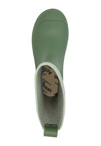 Botte de pluie en caoutchouc verte avec doublure en tissu et semelle intérieure imprimée amovible vue de dessus sur fond blanc.