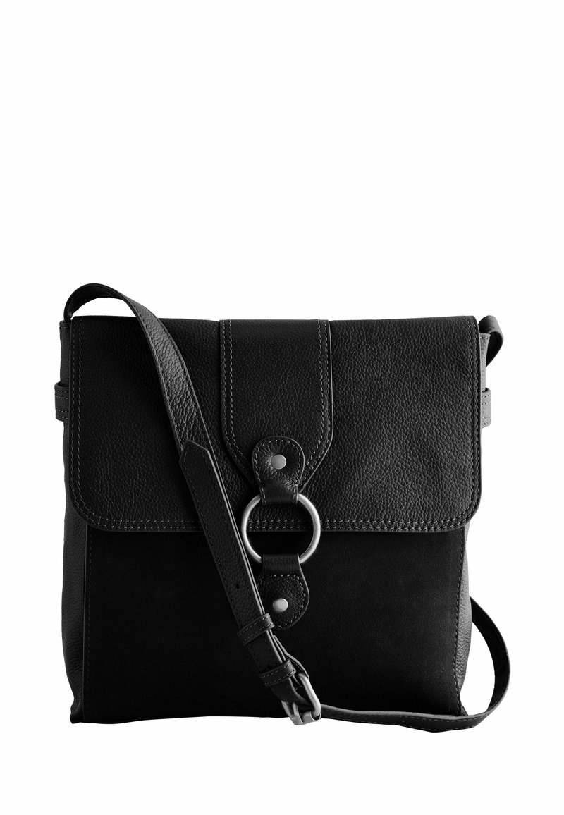 Sac en cuir noir et en daim avec rabat, doté d'une fermeture en anneau en métal argenté, d'une bandoulière réglable et d'accents cousus.