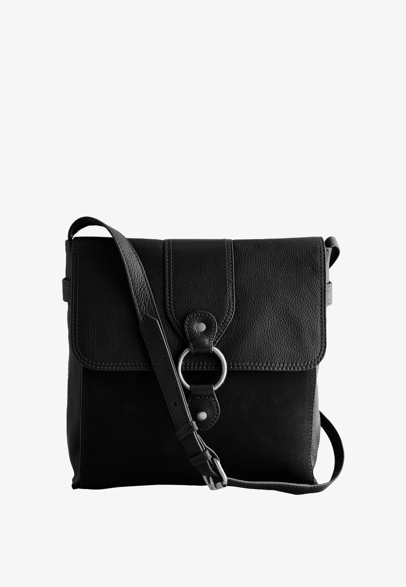 Sac en cuir noir et en daim avec rabat, doté d'une fermeture en anneau en métal argenté, d'une bandoulière réglable et d'accents cousus.
