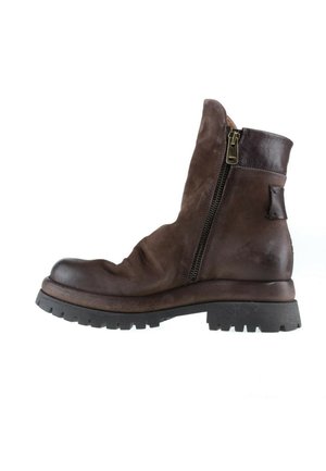 Bottine en cuir marron avec fermeture éclair sur le côté, bout arrondi, semelle texturée et tirette à l'arrière.