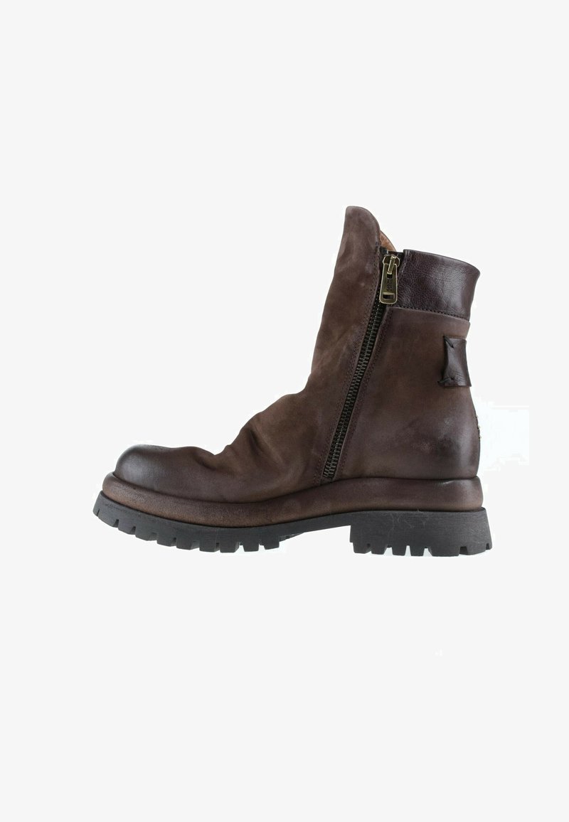 Bottine en cuir marron avec fermeture éclair sur le côté, bout arrondi, semelle texturée et tirette à l'arrière.