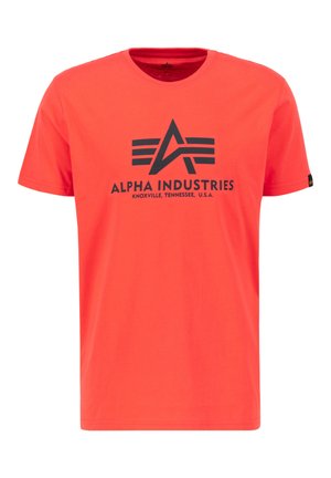 Rode katoenen t-shirt met een zwart bedrukt logo met een embleem en de tekst "ALPHA INDUSTRIES, KNOXVILLE, TENNESSEE, U.S.A." op de voorkant.