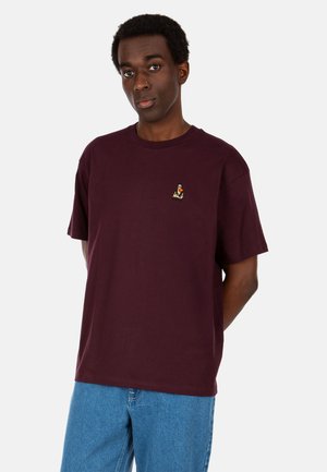 Burgundy crewneck t-shirt in cotton material with short sleeves and an embroidered graphic detail on the chest. Casual fit.