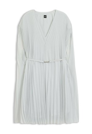 Witte geplooide lange mouwen jurk met V-hals en een fijne riem om de taille, hangend tegen een witte achtergrond.