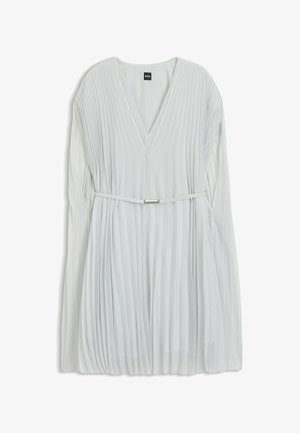 Vestito bianco plissettato a maniche lunghe con scollo a V e cintura sottile in vita, appeso su uno sfondo bianco.