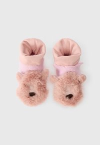 Dlakiči roza copati z obliko medvedka in oblazinjenimi roza tkaninami. Mehka tekstura in okrogla oblika za udobje.