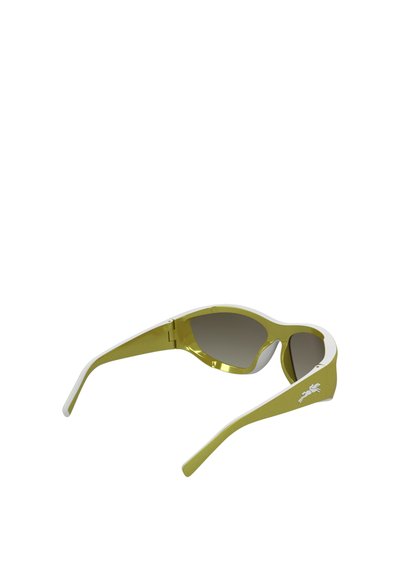 Zielone okulary przeciwsłoneczne z błyszczącym wykończeniem i białymi akcentami. Wygięta oprawka, konstrukcja owinięta wokół głowy i gradientowe ciemne szkła.