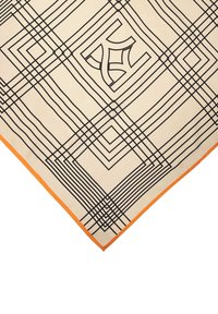 Beige silkescarf med sorte geometriske linjer og en orange kant, der har indviklede mønstre og et centralt logo. 