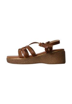 Sandale compensée en cuir marron avec design à brides, fermeture à boucle et semelle plateforme texturée.