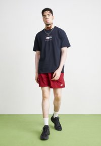 Nike Sportswear CLUB FLOW - Shorts - team red white