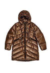 Brązowa błyszcząca pikowana długa kurtka puchowa z kapturem, przednim zamkiem błyskawicznym, troczkami i dwoma ukośnymi kieszeniami na zamek.