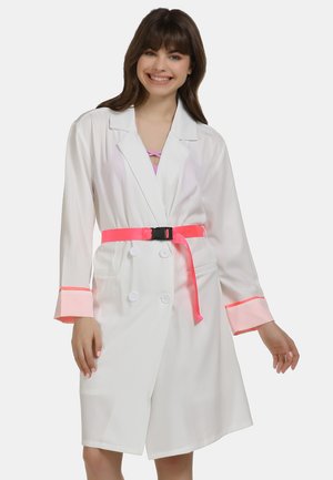 Witte jurk met lange mouwen, roze accent op de manchetten, voorzien van een felroze riem en een dubbele knoopsluiting. Glad textuur van de stof.
