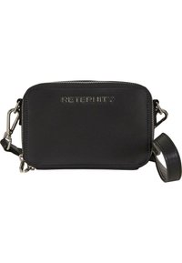 Sort rektangulær crossbody taske lavet af glat materiale, med det præget logo "RETENITY" foran og en aftagelig rem.