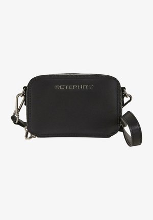 Černá obdélníková crossbody taška vyrobená z hladkého materiálu, na přední straně s embosovaným logem "RETENITY" a odnímatelným popruhem.