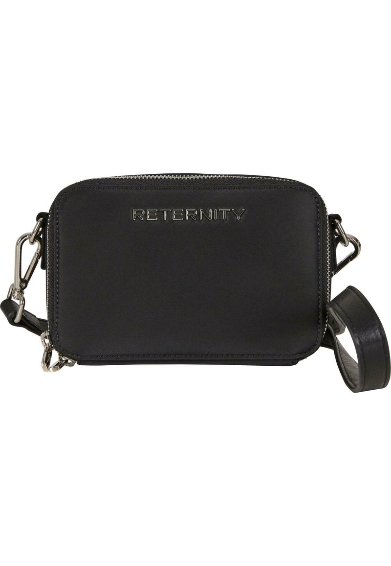 Sort rektangulær crossbody taske lavet af glat materiale, med det præget logo "RETENITY" foran og en aftagelig rem.