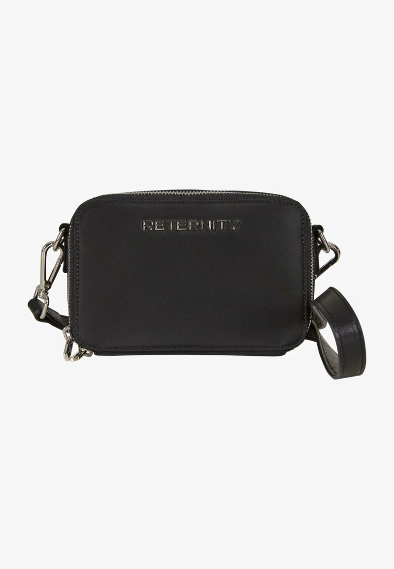 Sort rektangulær crossbody taske lavet af glat materiale, med det præget logo "RETENITY" foran og en aftagelig rem.