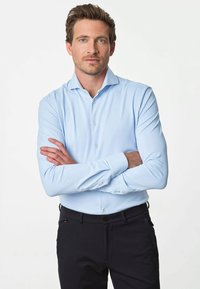 Lichtblauwe overhemd met lange mouwen, knoopsluiting en een puntige kraag, gemaakt van gladde stof en met zichtbare knopen, gecombineerd met donkere broek.