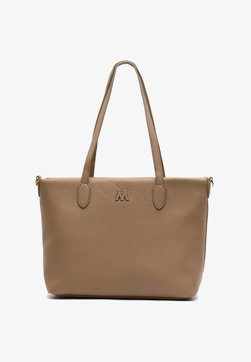 Skórzana torba tote w kolorze brązowym z dwoma uchwytami, teksturowana powierzchnia i małe wytłoczone logo z przodu. Zamek błyskawiczny na górze. Prostokątny kształt.