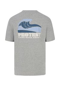 Šedé tričko s modrou grafikou vlny a textem "PROTEST RIDING WAVES SINCE 93" na zadní straně. Bavlněný materiál, krátké rukávy.