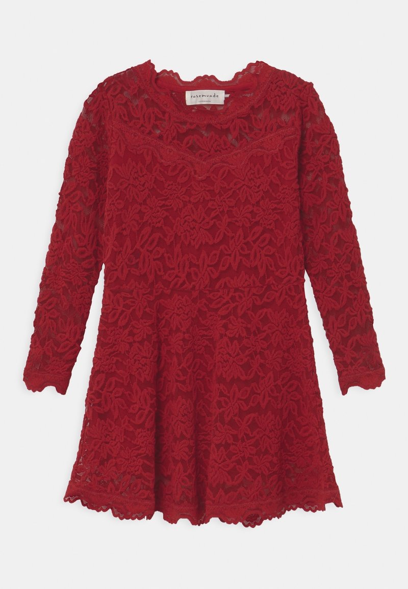 Robe longue rouge à manches longues en dentelle avec motif floral, taille cintrée et bords festonnés aux poignets et à l'ourlet.