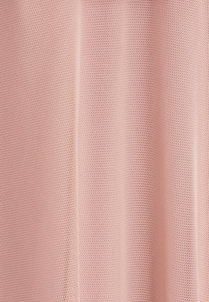 Różowa siateczkowa tkanina z delikatną, otwartą strukturą. Materiał wydaje się lekki i przezroczysty, z miękkim opadającym krojem.