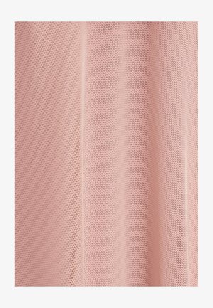 Różowa siateczkowa tkanina z delikatną, otwartą strukturą. Materiał wydaje się lekki i przezroczysty, z miękkim opadającym krojem.