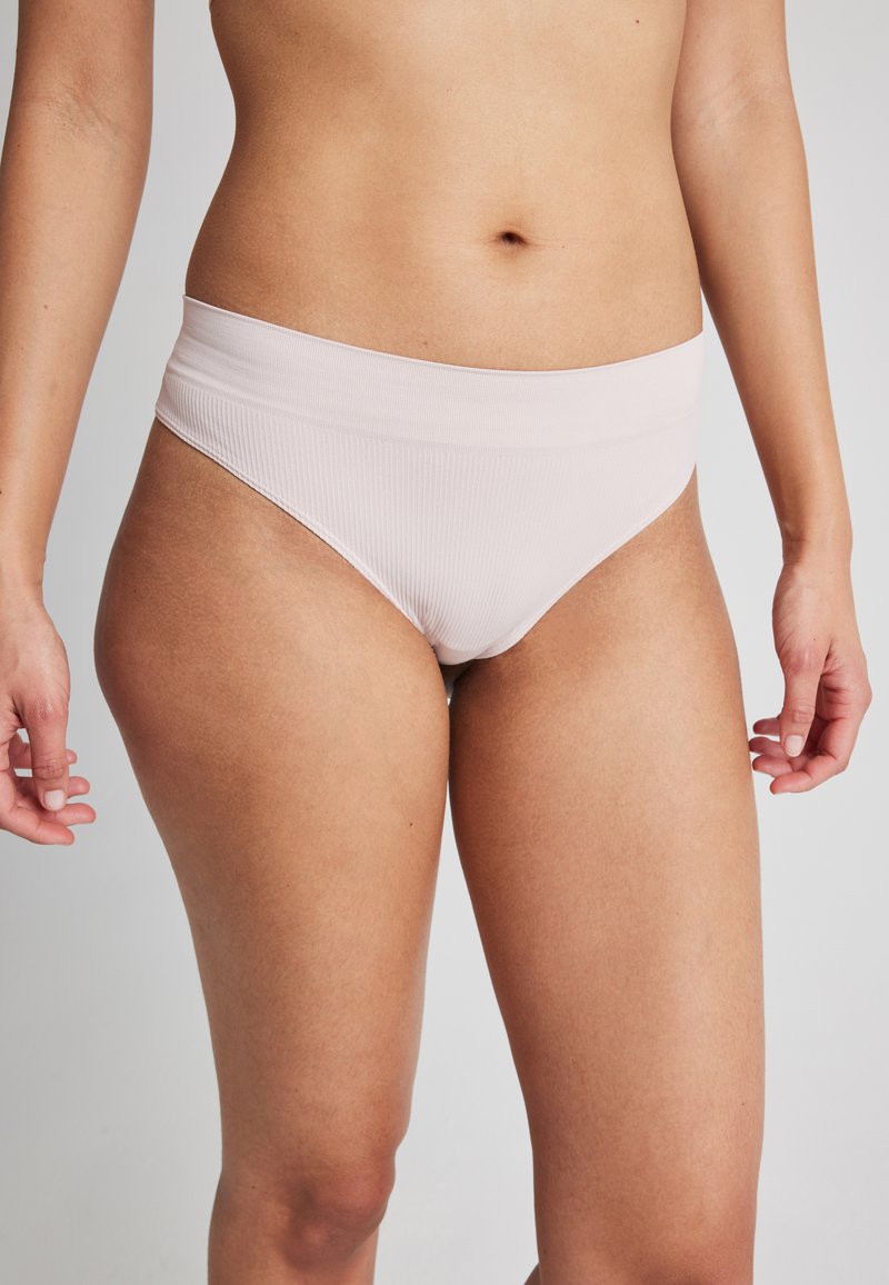 Ljust rosa ribbad bikiniunderdel med en bred midja, i mjuk textur och minimalistisk design. Låg midja med sidona seams.