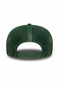 Casquette de baseball en maille verte avec fermeture à pression en plastique. Présente une couronne arrondie et une surface texturée. Couleur monochromatique sur toute la surface.