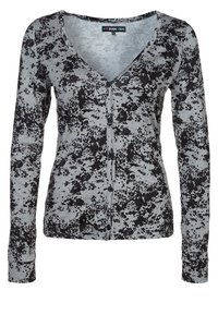 Šedý kardigan s dlouhým rukávem a černým skvrnitým vzorem, s hlubokým výstřihem do V a zapínáním na knoflíky vpředu. Měkká textura látky.